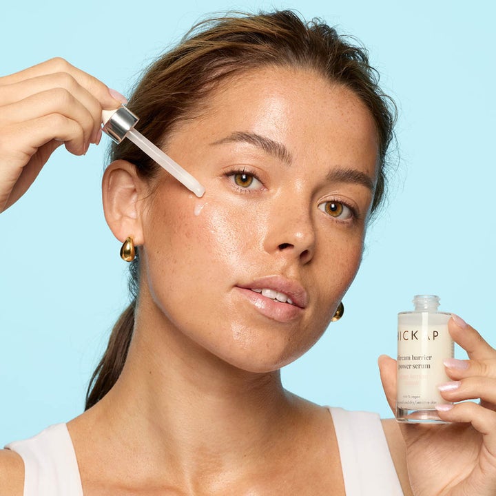 Hickap Dream Barrier Power Serum 30 ml fuktighetsgivende serum kvinne påfører melkeaktig dråpe med pipette
