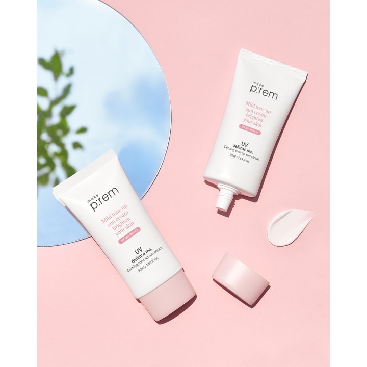 Make Prem UV Defense Me Calming Tone Up Sun Screen 50 ml beroligende solkrem for ansiktet med en lyserosa kremtekstur