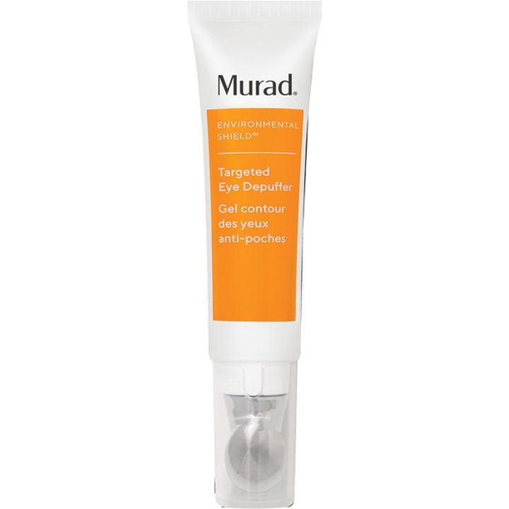 Murad Environmental Shield Targeted Eye Depuffer øyegelé mot hovne øyne i hvit tube med metallisk kuleapplikator