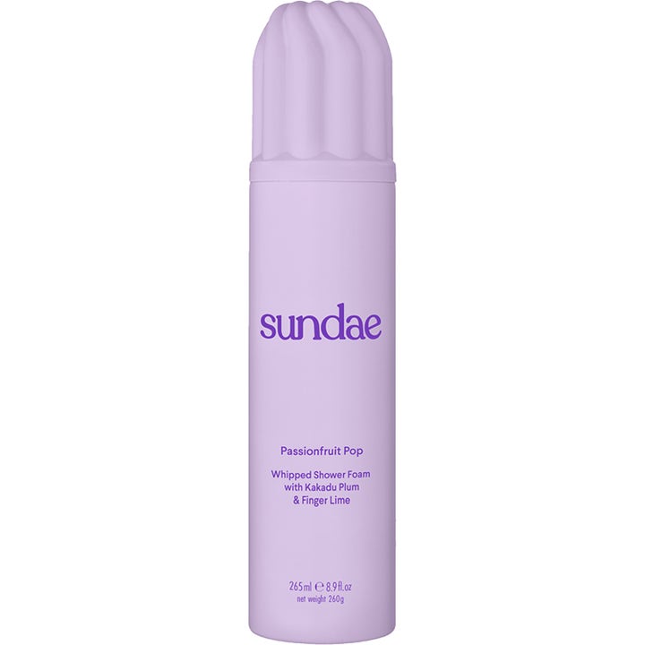 Sundae Passionfruit Pop 265 ml pleiende dusjskum i lilla flaske med riflet kork som gir fuktighet