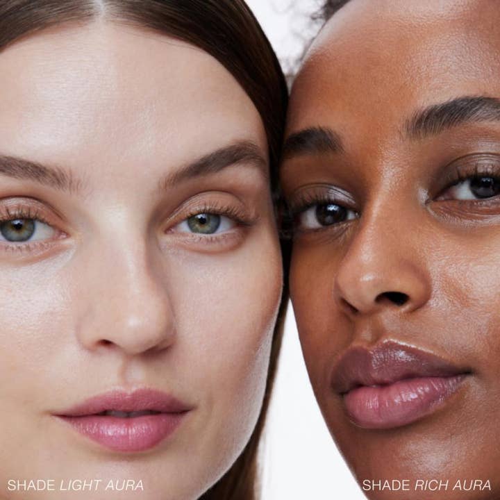RMS Beauty SuperNatural Tinted Serum 30 ml SPF30 gir glødende hud vist i nyansene Light Aura og Rich Aura