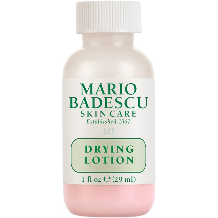 Mario Badescu Drying Lotion 29 ml mot kviser i klar glassflaske med hvit kork og rosa bunnfall.