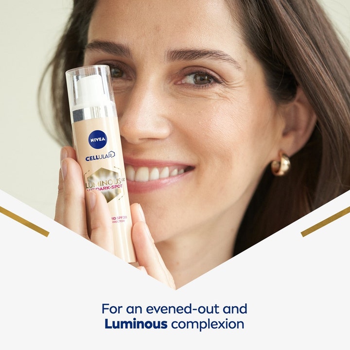 NIVEA LUMINOUS 630 Cellular Anti Dark-Spot Tinted Fluid 40 ml farget dagkrem holdt av en kvinne for jevnere hudtone