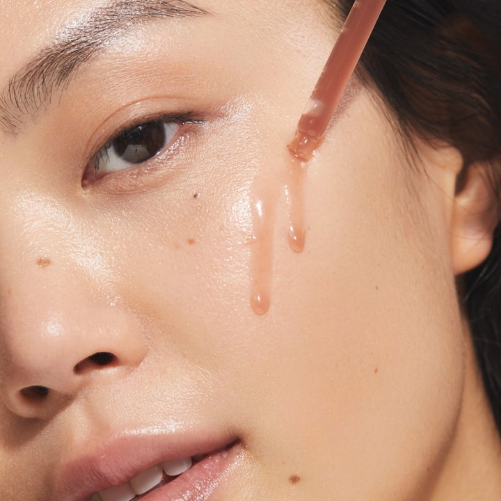 KORA Organics Turmeric Glow Drops 30 ml glødgivende serum med gurkemeie påføres huden med en glasspipette