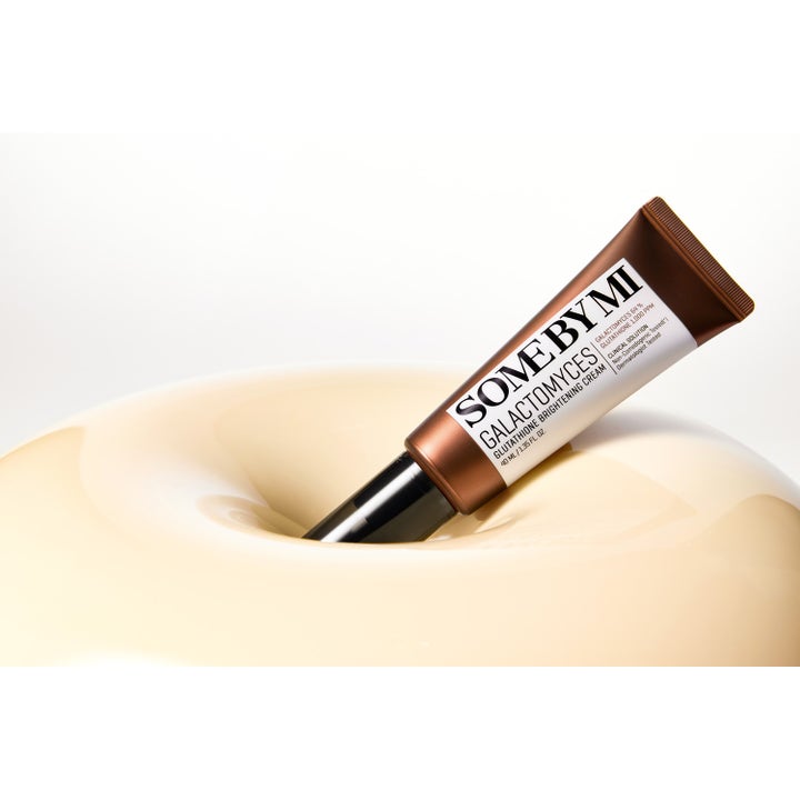 Some By Mi Galactomyces Glutathione Brightening Cream 40 ml oppklarende dagkrem i bronsefarget tube og hvit tekstur