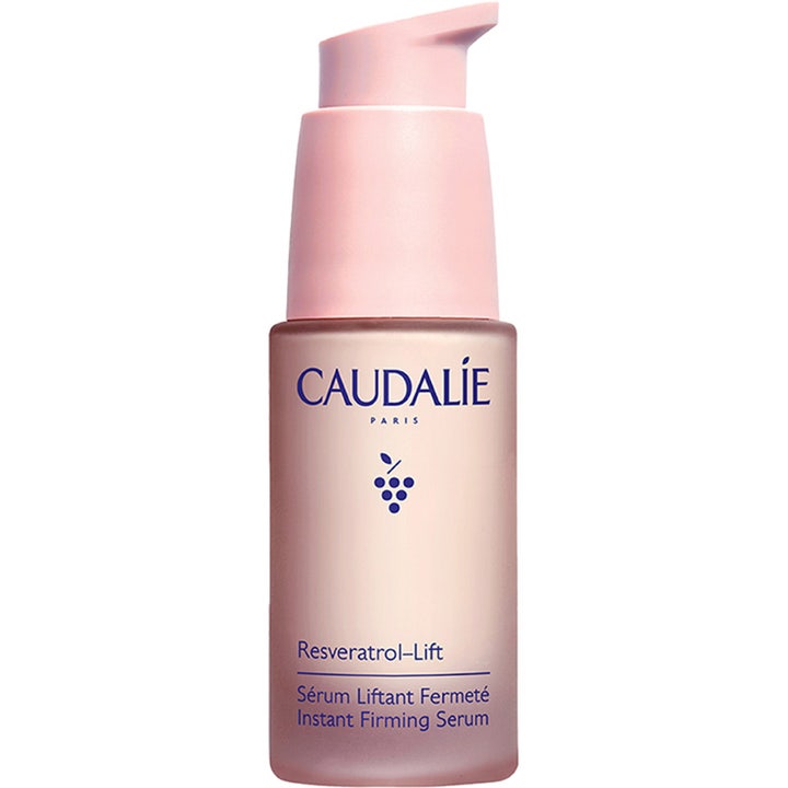 Caudalie Resveratrol-Lift Instant Firming Serum 30ml oppstrammende serum i rosa frostet glassflaske med pumpe.