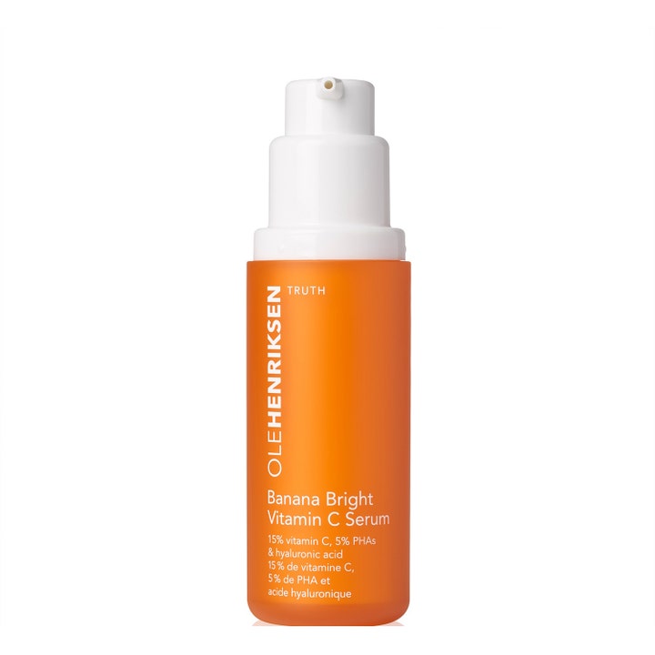 Olehenriksen Banana Bright Vitamin C Serum 30ml gir huden glød i en oransje frostet glassflaske med hvit pumpe.