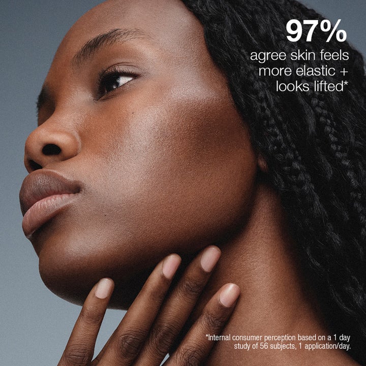 Dermalogica Neurotouch Symmetry Serum 30 ml gir elastisk hud vist på kvinne med tekst 97% agree skin looks lifted.