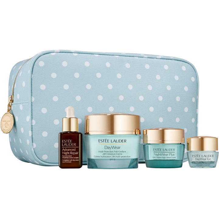 Estée Lauder DayWear 4 deler hudpleiesett i lyseblå prikkete toalettmappe med krukker og serum med gulldetaljer.