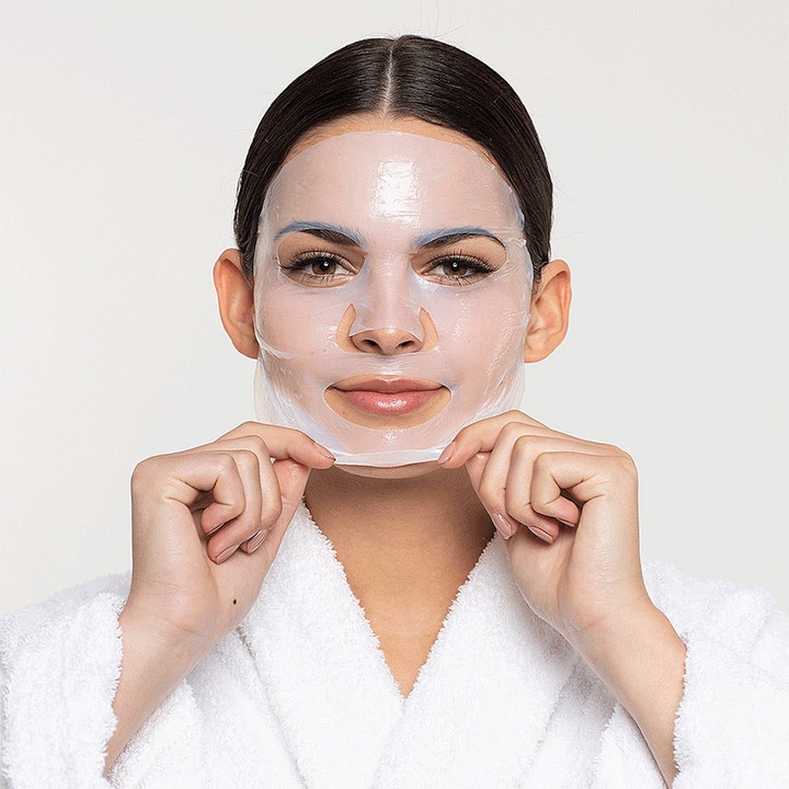 Starskin Close Up Firming Bio-Cellulose Face Mask 40 g ansiktsmaske påført en kvinne i hvit morgenkåpe