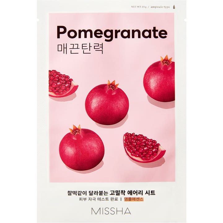 Missha Airy Fit Sheet Mask Pomegranate 19g oppstrammende ansiktsmaske i hvit og rosa forpakning med granatepler