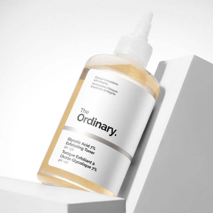 The Ordinary Glycolic Acid 7% Exfoliating Toner 240 ml eksfolierende toner i klar plastflaske med lys gul væske