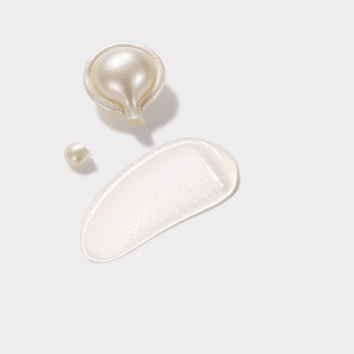 Elizabeth Arden Ceramide Capsules Hyaluronic Acid + Peptides 28 ml fuktserum med perlemorkapsel og klar tekstur.