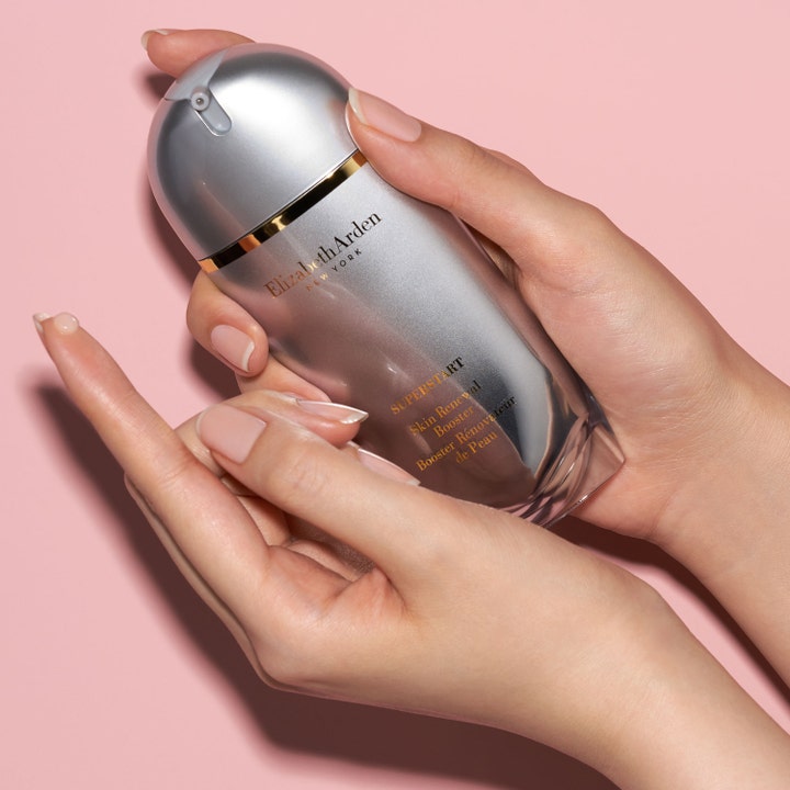 Elizabeth Arden Superstart Skin Renewal Booster 50 ml fornyende serum i sølvflaske med en dråpe på fingeren