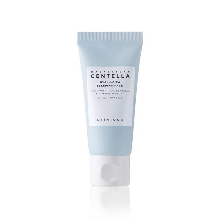 Skin1004 Madagascar Centella Hyalu-Cica Sleeping Pack 30 ml beroligende ansiktsmaske i en lyseblå tube med hvit kork