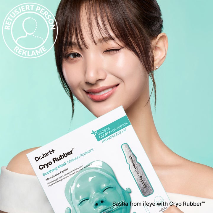 Dr.Jart+ Cryo Rubber Soothing Mask 36 g ansiktsmaske holdt av kvinne med glødende hud og et blunk.