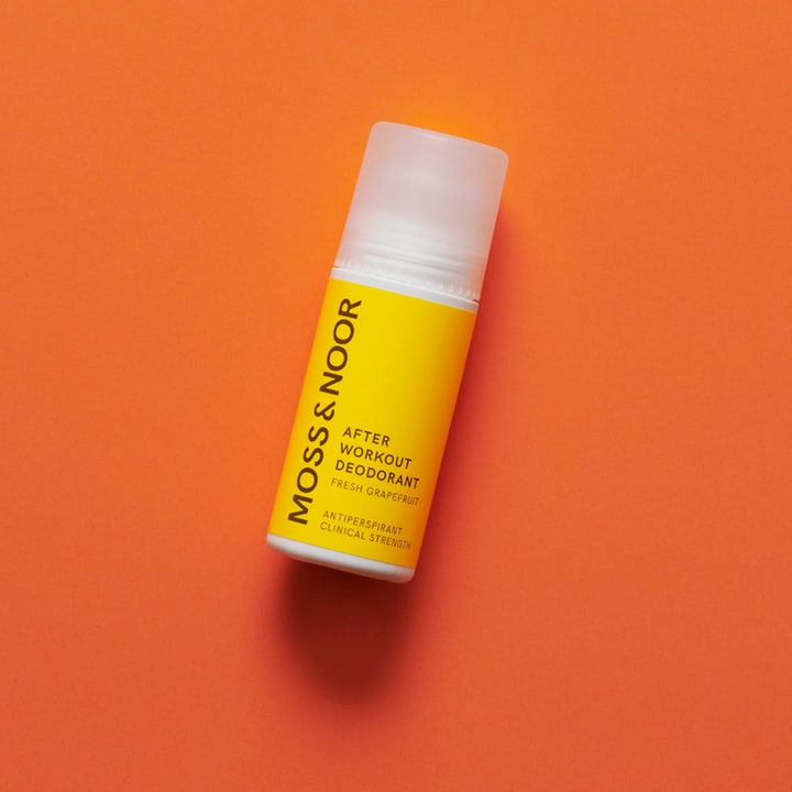 Moss & Noor After Workout Deodorant 60 ml antiperspirant gir klinisk beskyttelse i gul roll-on på oransje bakgrunn.