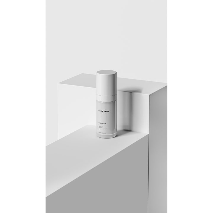 Niche Beauty Lab Theramid A-Retinyl Retinoate 30 ml anti-aging serum i hvit pumpeflaske på en hvit plattform