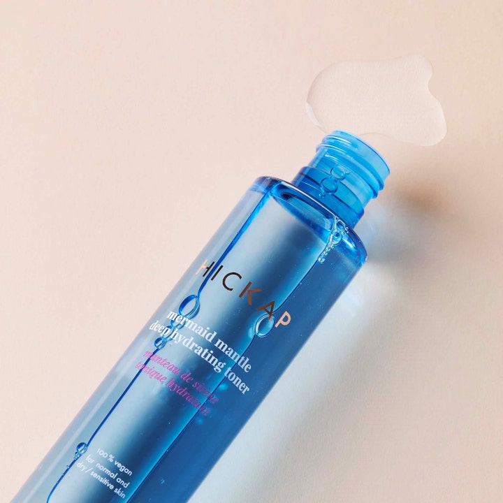 Hickap Mermaid Mantle Deep Hydrating Toner 150 ml fuktighetsgivende toner viser klar væske fra en blå transparent flaske