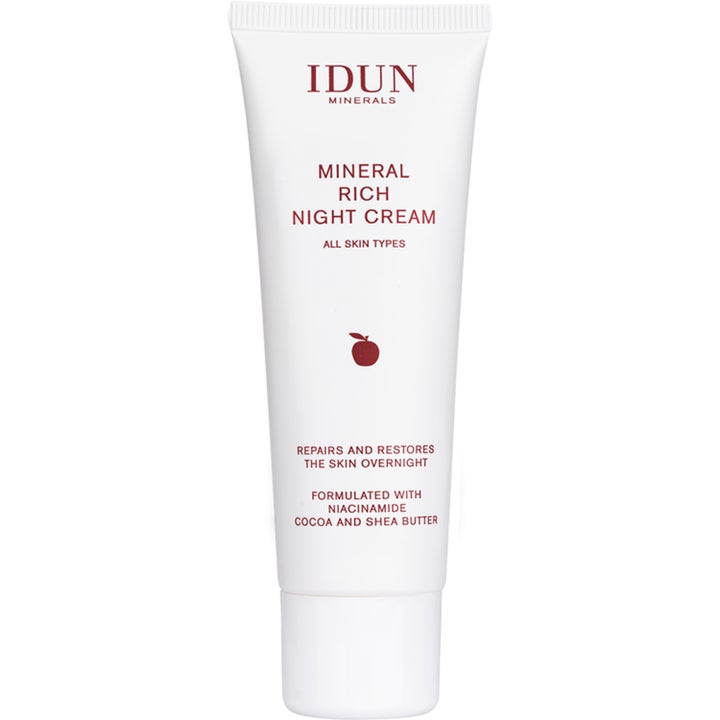 IDUN Minerals Mineral Rich Night Cream nattkrem med niacinamide i hvit tube med rød tekst som reparerer huden.