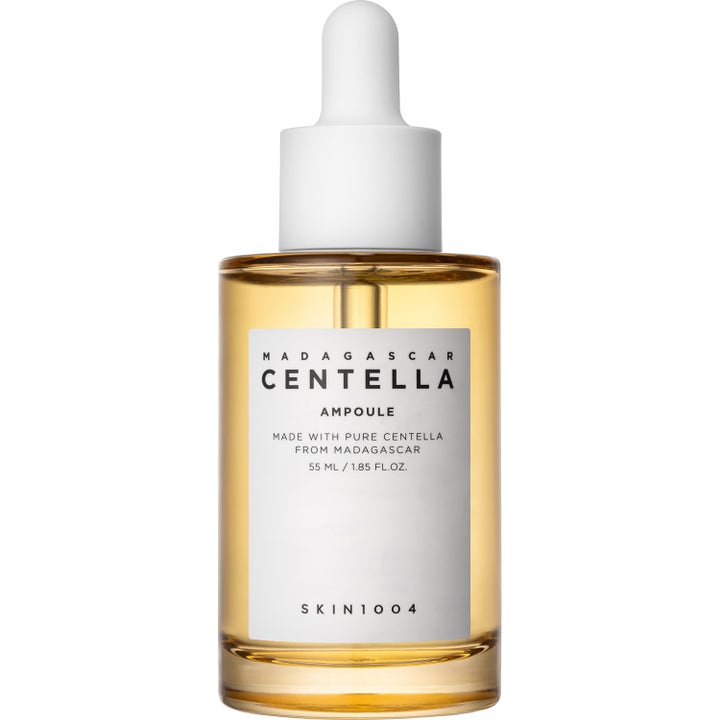 Skin1004 Madagascar Centella Ampoule 55 ml beroligende serum i glassflaske med hvit pipette og ravfarget innhold