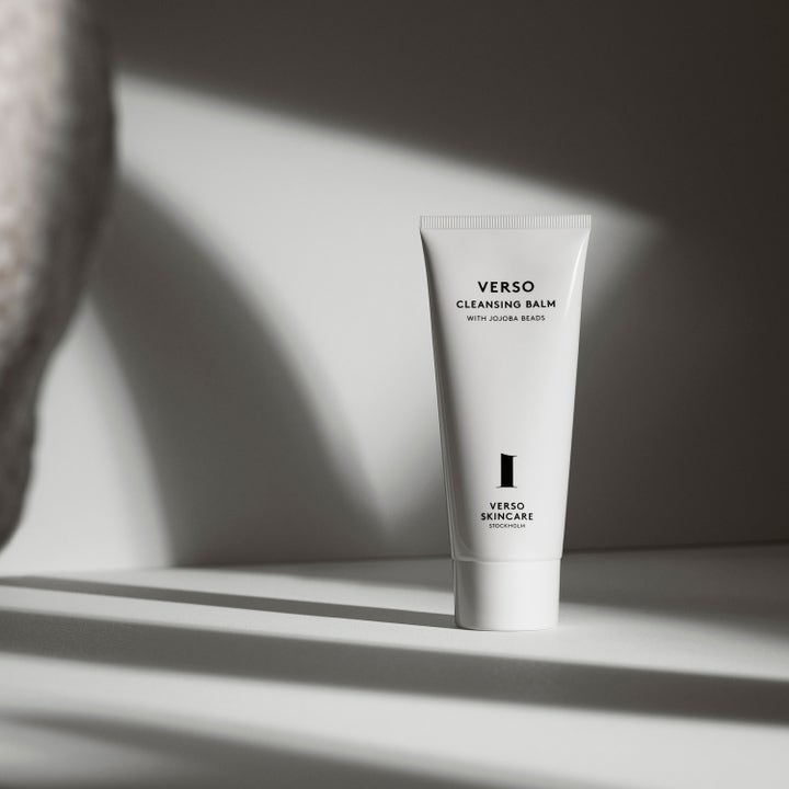 Verso N°1 Cleansing Balm 100 ml er en ansiktsrens i hvit tube som gir ren hud i et minimalistisk lysmiljø