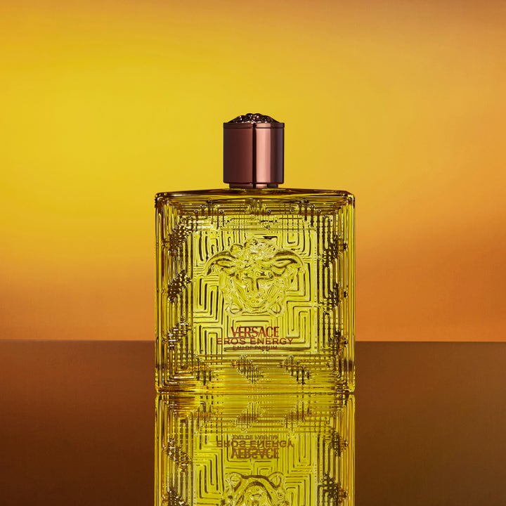 Versace Eros Energy Eau de Parfum 100 ml i en firkantet gul glassflaske med ikonisk Medusa-emblem på gul bakgrunn