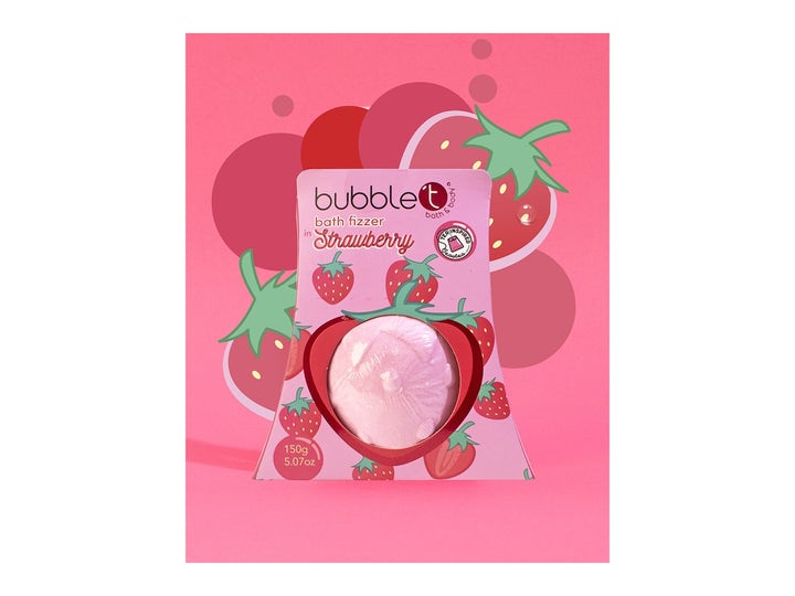 BubbleT Fruitea Bath Fizzer Strawberry 150 g gir et fruktig bad med en rosa badebombe i pakning med jordbærmotiv.