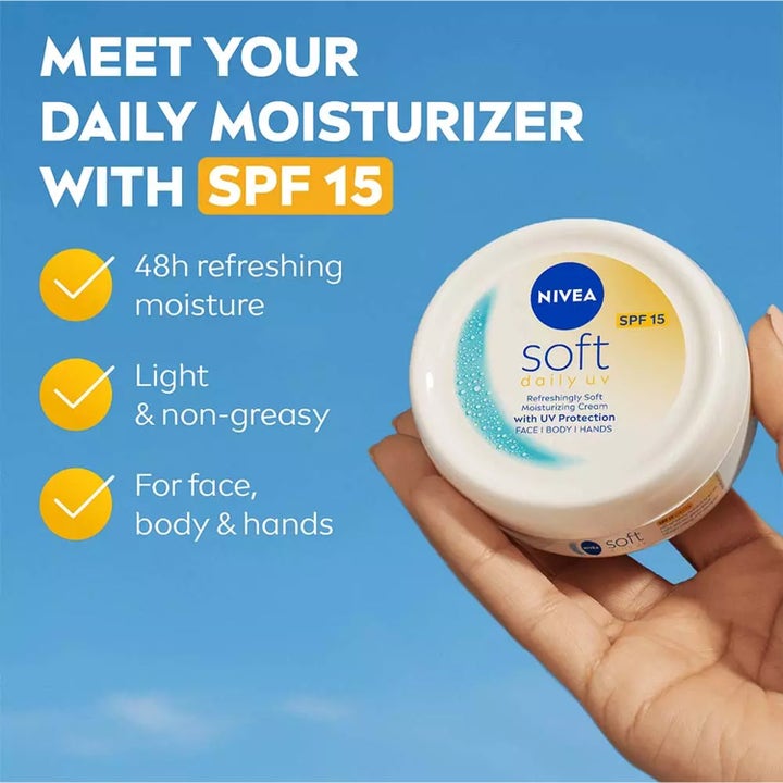 NIVEA Soft Daily UV Moisturizing Cream 100 ml er en fuktighetskrem med SPF 15 i hvit krukke som holdes i en hånd.