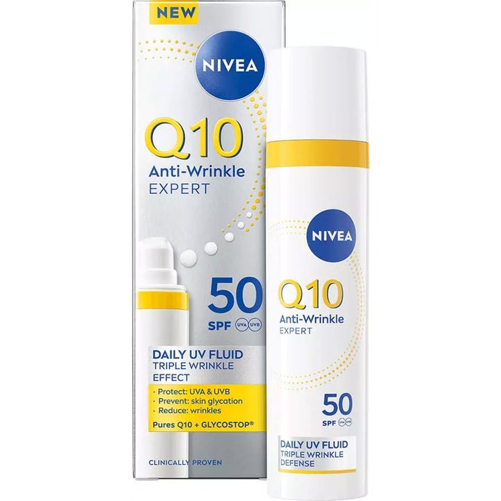 Nivea Q10 Anti-Wrinkle Expert Daily UV Fluid SPF 50 solkrem motvirker rynker i hvit pumpeflaske med gul dekor.