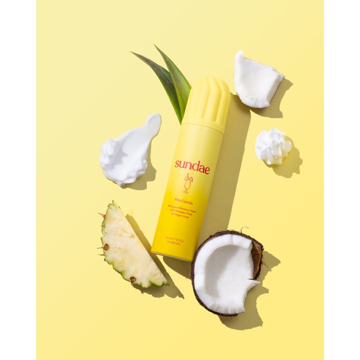 Sundae Whipped Shower Foam Piña Colada 265 ml dusjsåpe i gul boks med fersk ananas, kokos og kremet hvitt skum