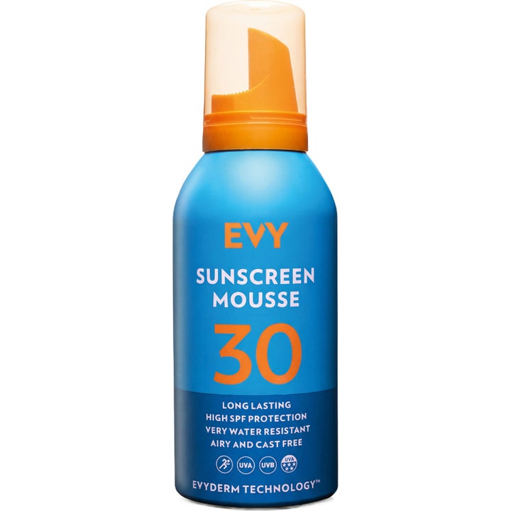 EVY Technology Sunscreen Mousse SPF 30 150 ml gir effektiv solbeskyttelse i blå flaske med oransje spraydyse
