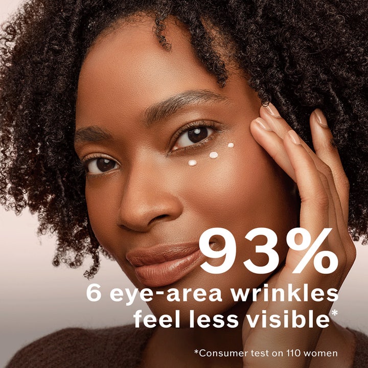 Shiseido Benefiance Neura Wrinkle Smoothing Eye Cream 15 ml øyekrem på kvinne med tekst om 93 prosent færre rynker