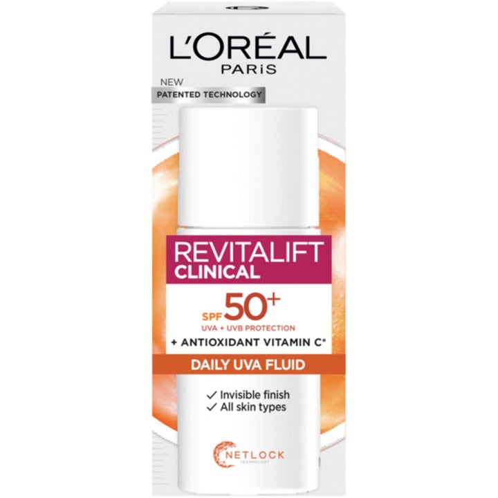 L'Oréal Paris Revitalift Clinical Vitamin C Serum og SPF 50+ Fluid hudpleie i hvite flasker med oransje dråper.