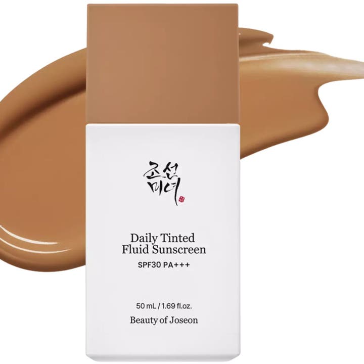 Beauty of Joseon Daily Tinted Fluid Sunscreen 50 ml solkrem som gir glød i hvit flaske med brunt lokk og farget kremstrøk
