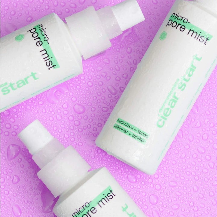 Dermalogica Clear Start Micro-Pore Mist tonerspray som minimerer porer på lilla bakgrunn med vanndråper