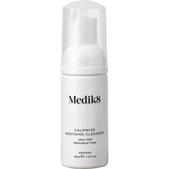 Medik8 Calmwise Soothing Cleanser 40 ml beroligende renseskum mot rødhet i hvit pumpeflaske med gjennomsiktig kork