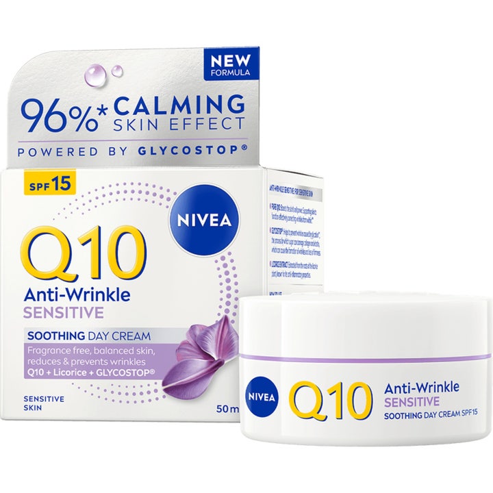Nivea Q10 Anti-Wrinkle Sensitive Day Cream SPF 15 beroligende ansiktskrem i hvit krukke med lilla detaljer og eske.