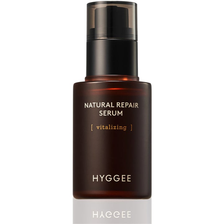 HYGGEE Natural Repair Serum 30ml vitaliserende ansiktsserum i mørkebrun glassflaske med sort pumpe og mørkt lokk