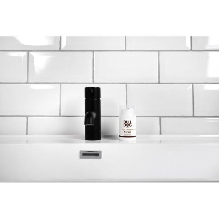 Clinique Dekk Mørke Ringer 60 ml øyekrem mot poser på hvit servant ved siden av en sort kran.