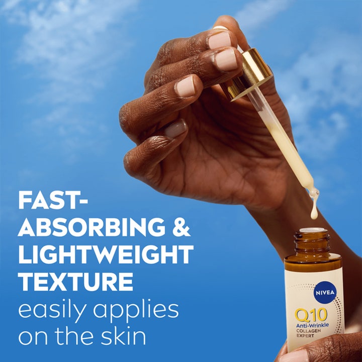 NIVEA Q10 Collagen Expert 3IN1 Repairing Serum 30 ml har en lett tekstur som påføres med en glasspipette.