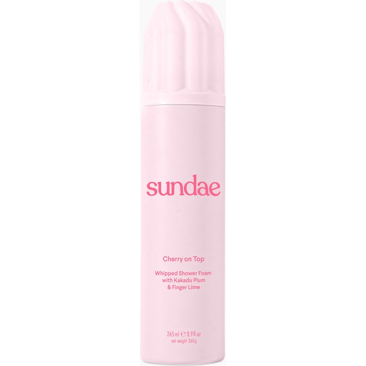 Sundae Cherry on Top 265 ml dusjskum pleier huden i en lyserosa sprayflaske med kremformet lokk.