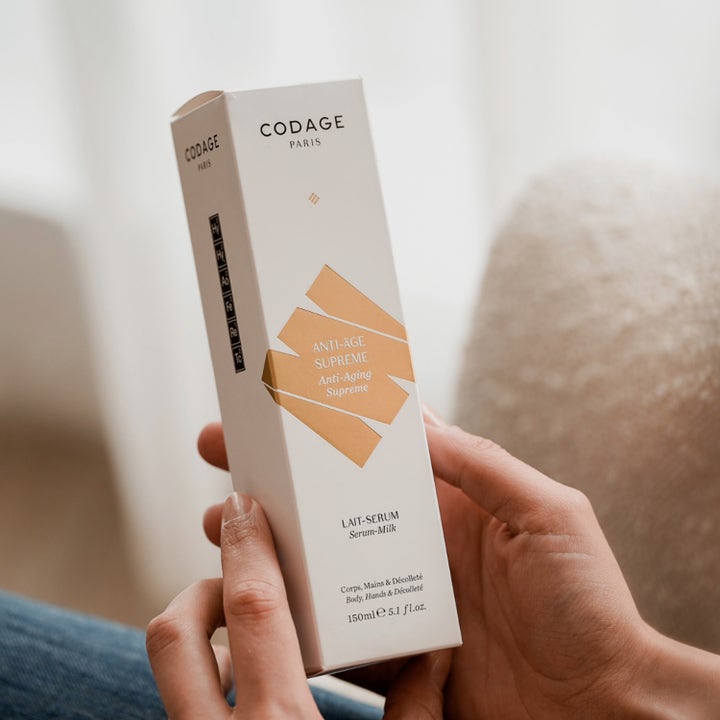 Codage Paris The Body Serum Milk 150 ml anti-aging kroppslotion i hvit eske med stilrene gulldetaljer