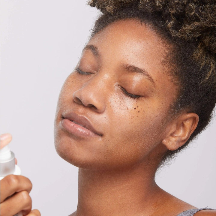 Dermalogica AGE smart Antioxidant Hydramist 30 ml ansiktsspray som gir fuktighet til en kvinne med lukkede øyne.
