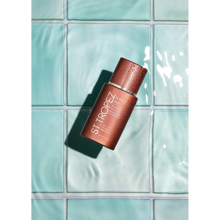 St.Tropez Self Tan Express Sunlit Skin 30 ml selvbruning gir glød i bronsefarget flaske på våte turkise fliser