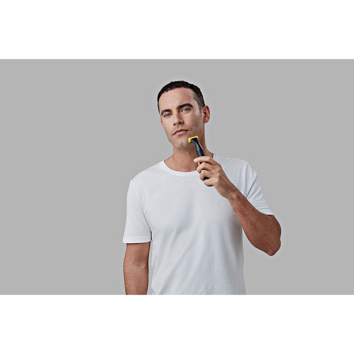 Remington Advanced Shave & Recovery Set med svart og gul Omniblade trimmer som brukes av en mann for presis barbering.