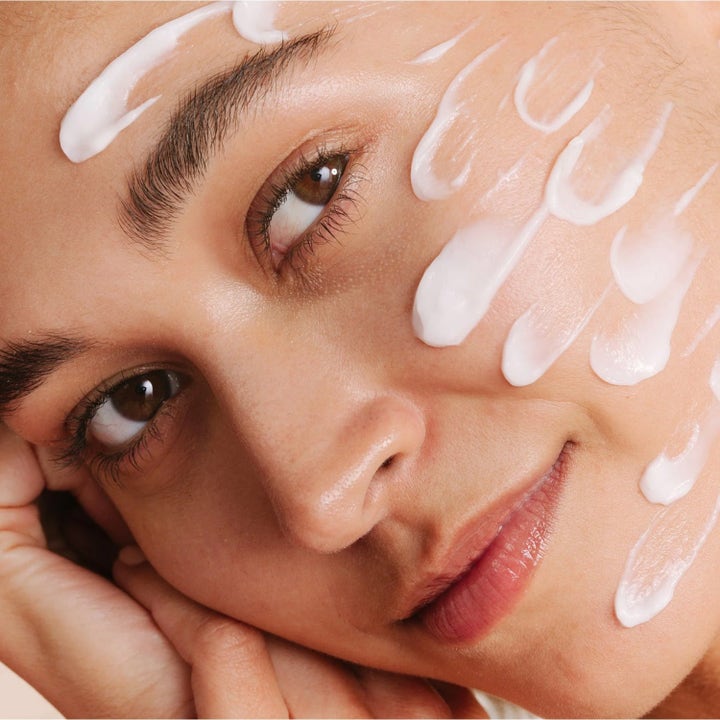 Dermalogica Clear Start Set 236 ml hudpleie for klarere hud vist med hvit kremtekstur påført på ansiktet