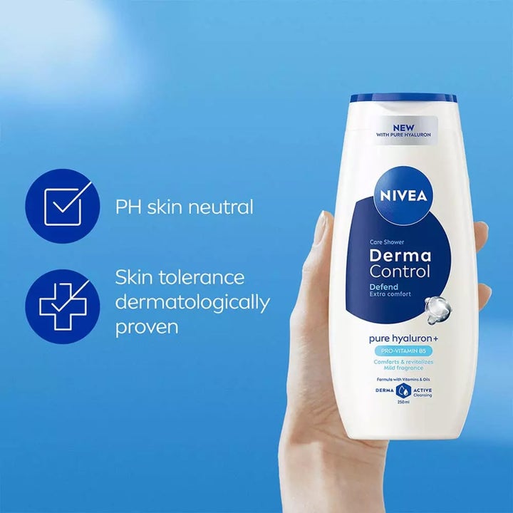 NIVEA Derma Control Defend Shower 250 ml dusjgel i hvit flaske holdt av en hånd mot blå bakgrunn