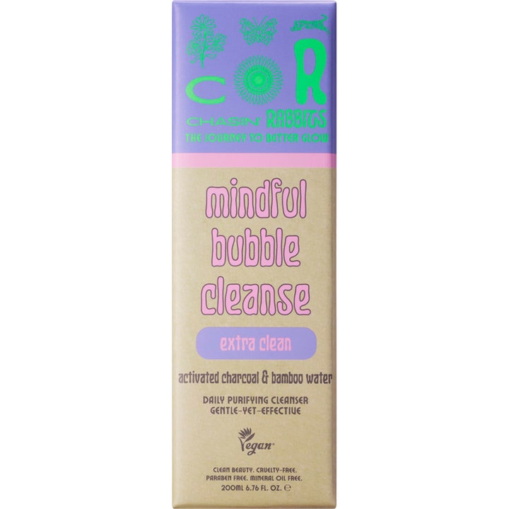 Chasin' Rabbits Mindful Bubble Cleanse 200 ml ansiktsrens i beige eske med lilla og rosa detaljer for dyprens.