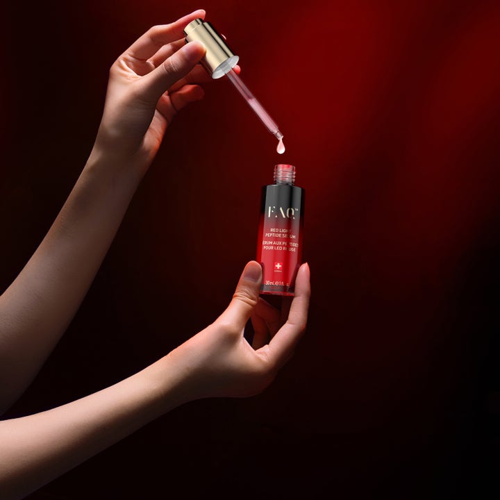 FAQ Swiss FAQ™ Red Light Peptide Serum 30 ml fuktighetsgivende serum i rød og svart flaske med gullfarget pipette.